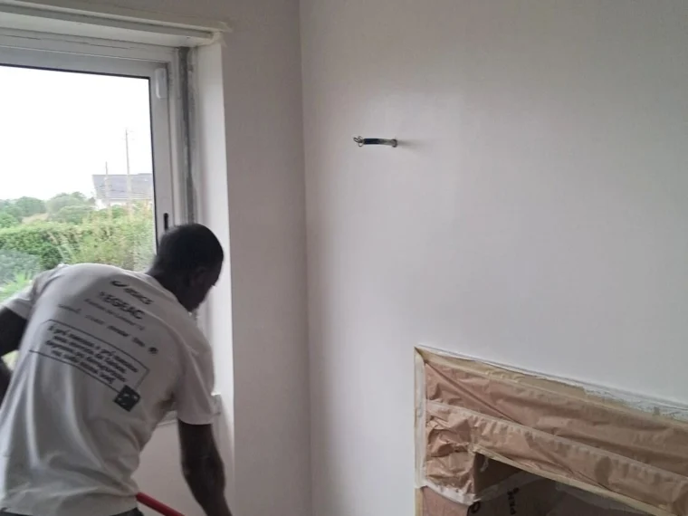 Durante — pintura e acabamentos da mesma sala