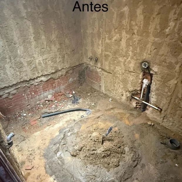Antes — casa de banho demolida para execução de novas redes e revestimentos