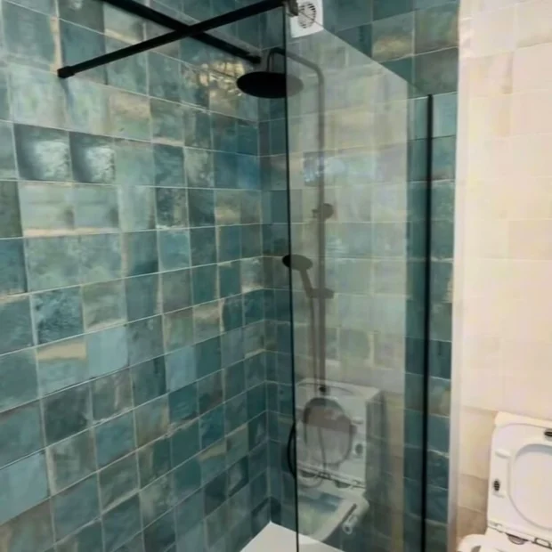 Duche revestido a azulejo zellige, com ferragens em preto mate