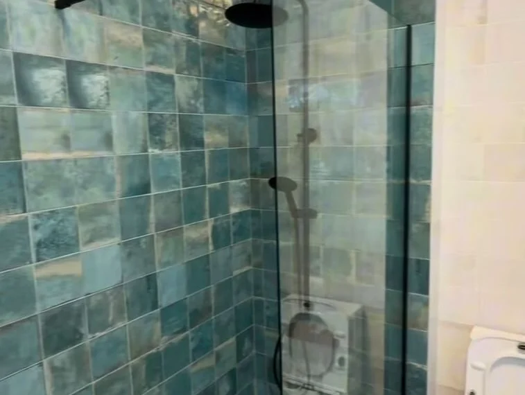 Duche revestido a azulejo zellige, com ferragens em preto mate