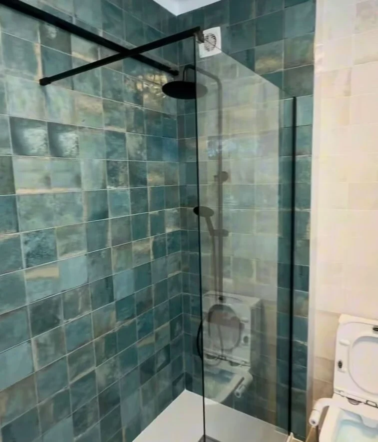 Duche revestido a azulejo zellige, com ferragens em preto mate