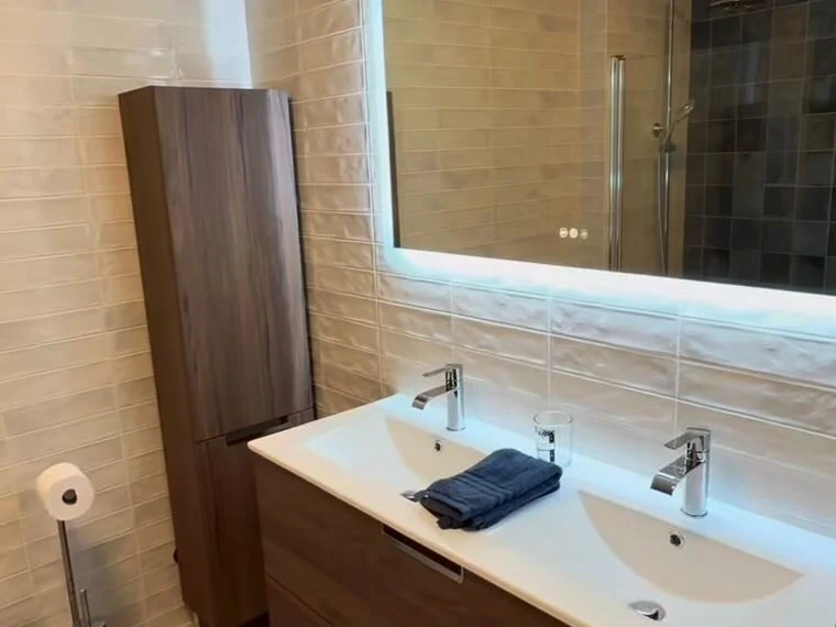 Casa de banho com sanca em gesso e iluminação indireta