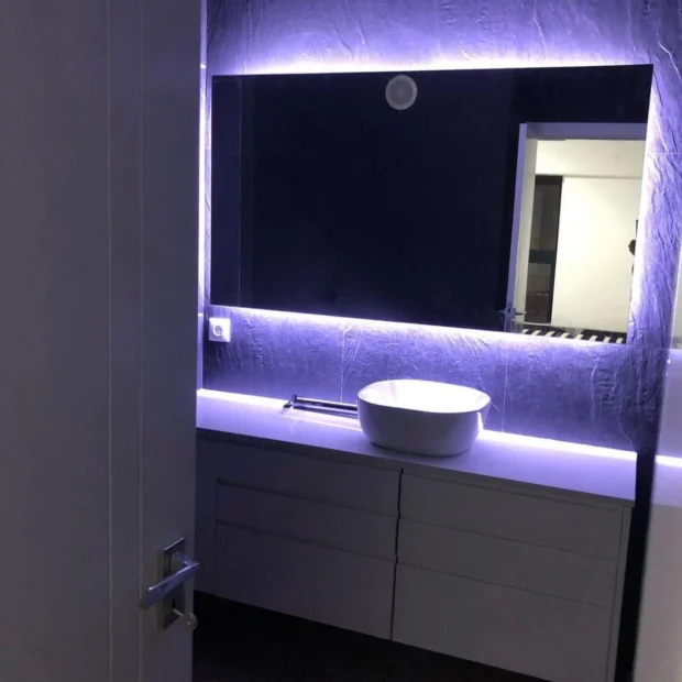 Bathroom with indirect lighting around the perimeter