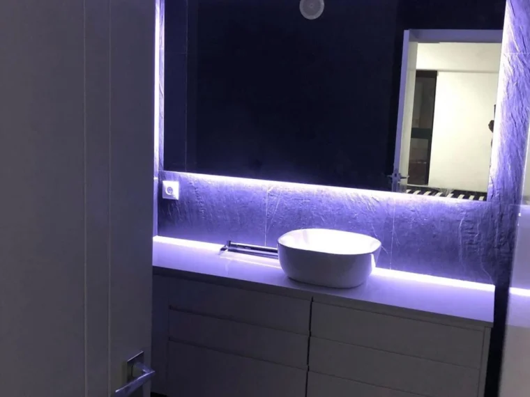 Casa de banho com iluminação indireta perimetral