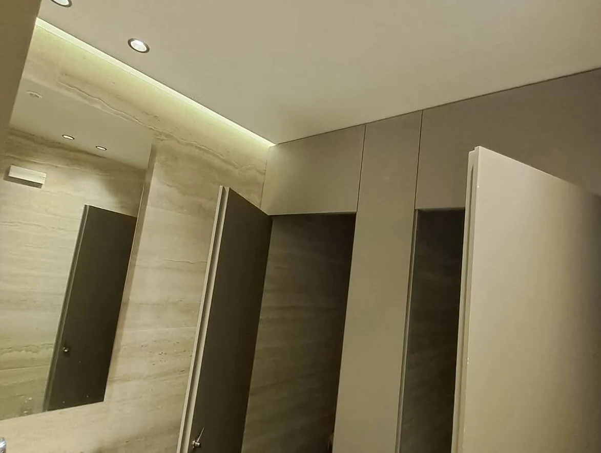 Instalações sanitárias revestidas a travertino