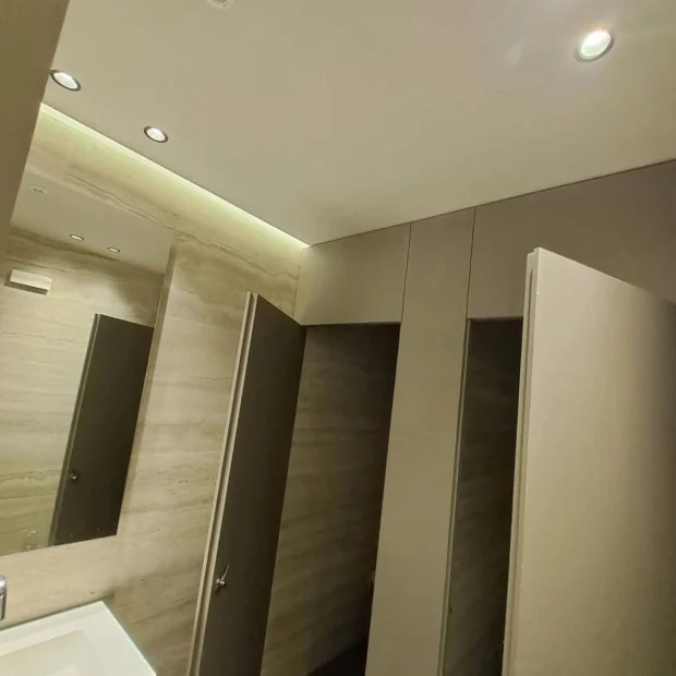 Instalações sanitárias revestidas a travertino