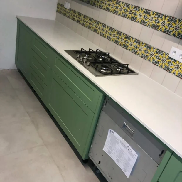 Cozinha lacada com friso decorativo em azulejo