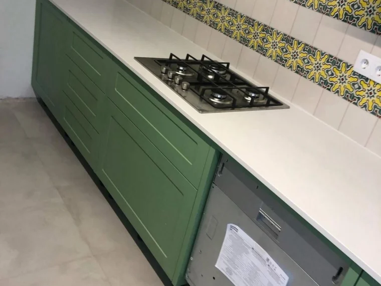 Lacquered kitchen with a decorative tiled band