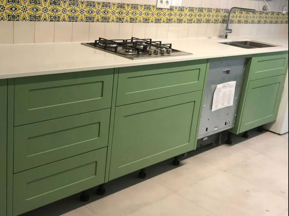 Cozinha lacada com bancada em pedra e eletrodomésticos encastrados