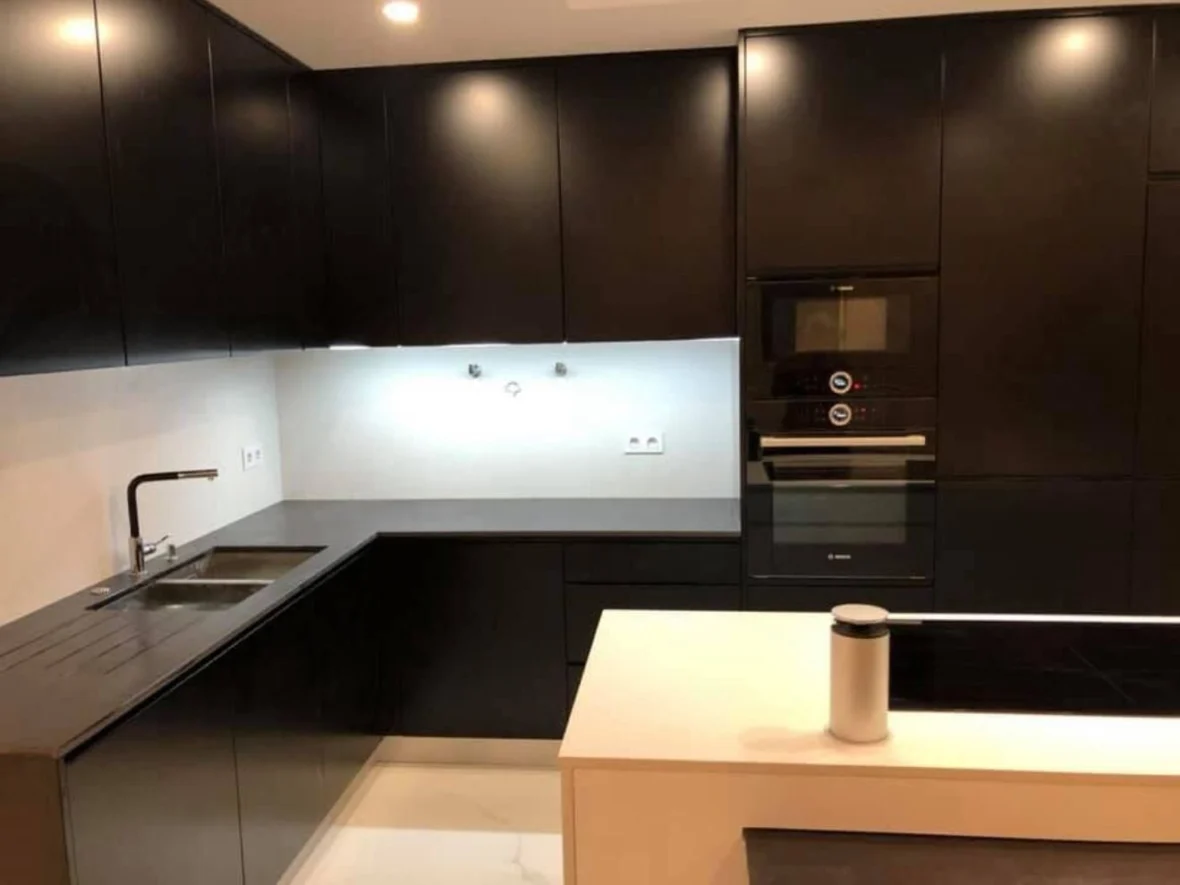 Cozinha lacada a preto, vista geral