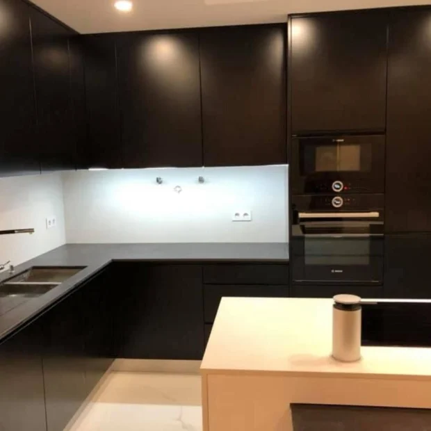 Cozinha lacada a preto, vista geral