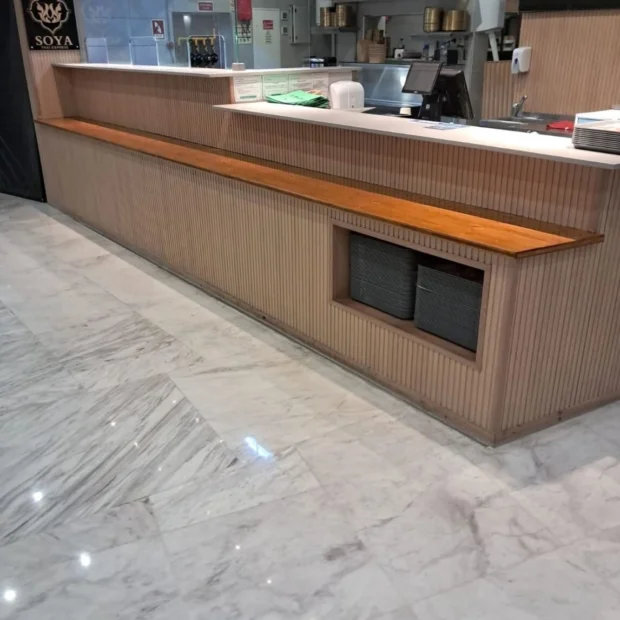 Balcão em mármore e madeira, espaço comercial