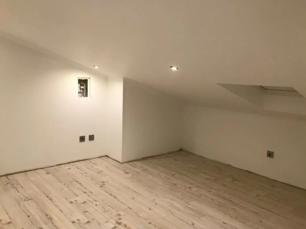 Antes — piso superior concluído em pintura, antes do revestimento