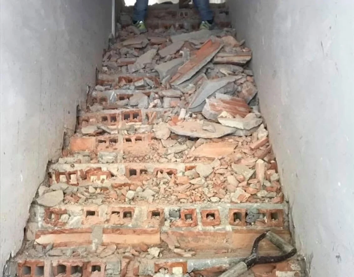 Antes — escada demolida até à alvenaria