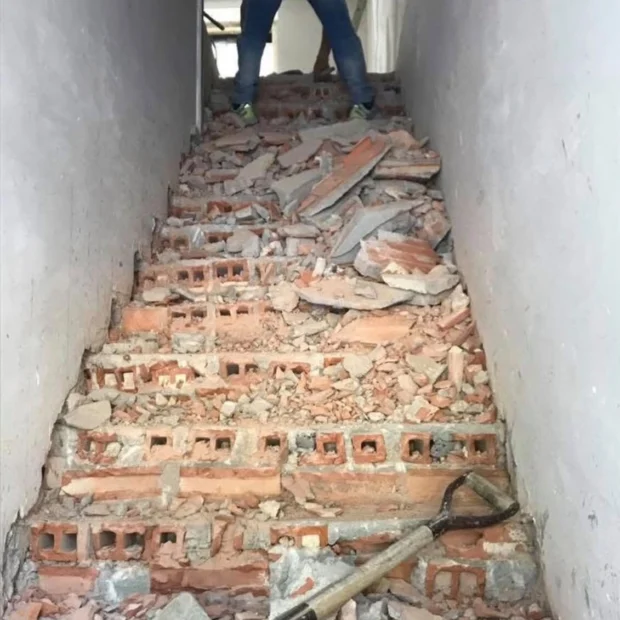Antes — escada demolida até à alvenaria