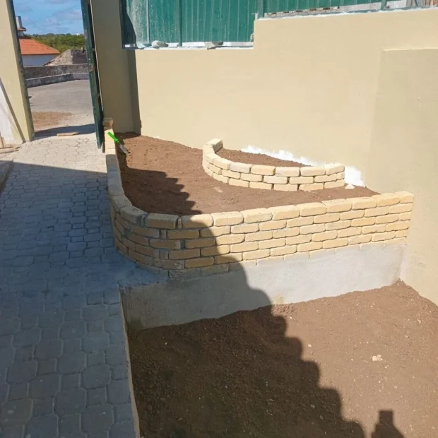Depois — canteiros em alvenaria de pedra e pavimento em calçada