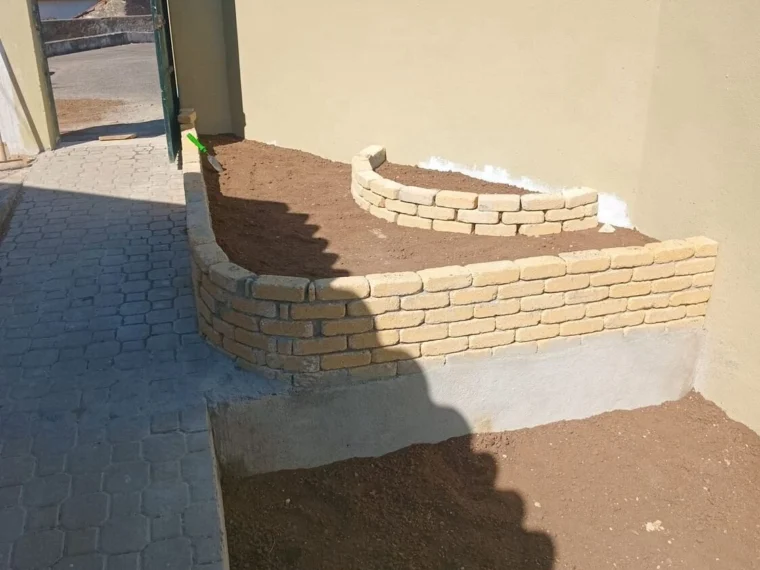 Depois — canteiros em alvenaria de pedra e pavimento em calçada