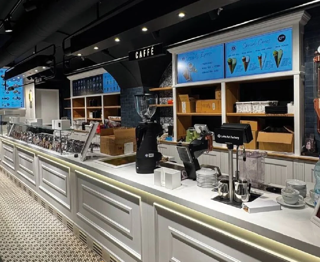 Depois — gelataria concluída: balcão lacado sobre mosaico hidráulico