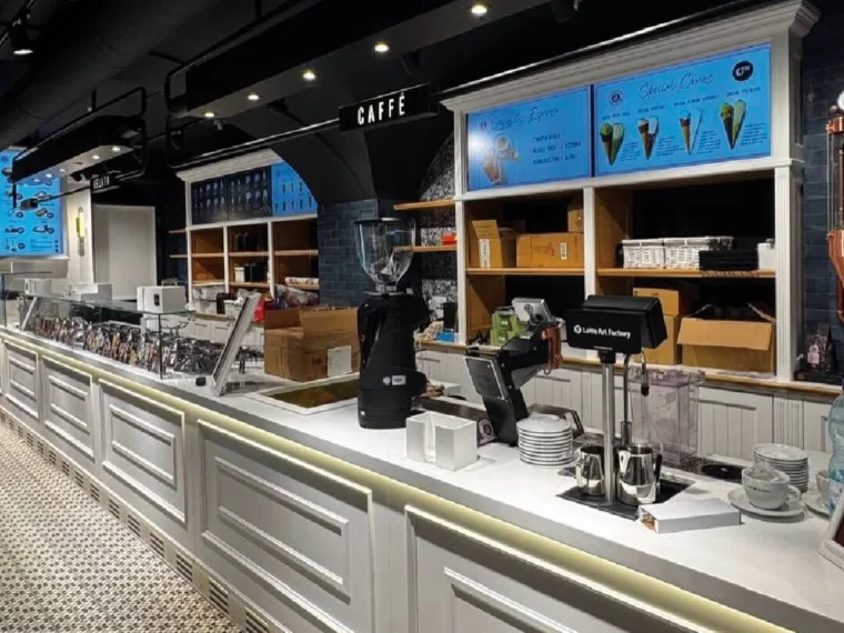 Depois — gelataria concluída: balcão lacado sobre mosaico hidráulico