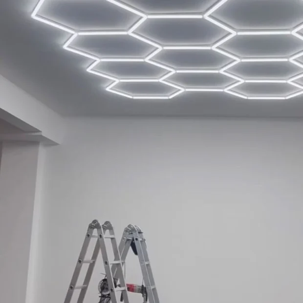 Depois — teto com iluminação LED em malha hexagonal