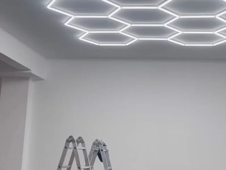 Depois — teto com iluminação LED em malha hexagonal