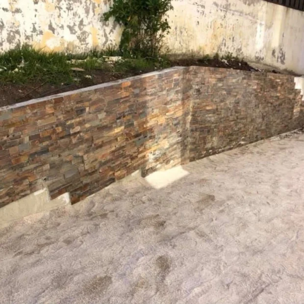Depois — muro revestido a pedra