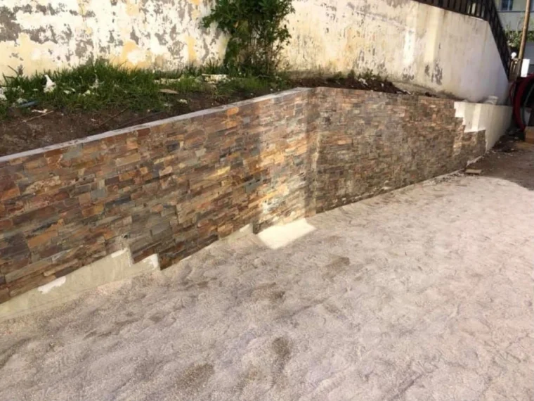 Depois — muro revestido a pedra