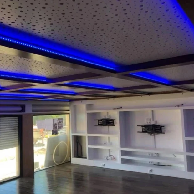 Teto em caixotões com iluminação LED e estantes em gesso cartonado