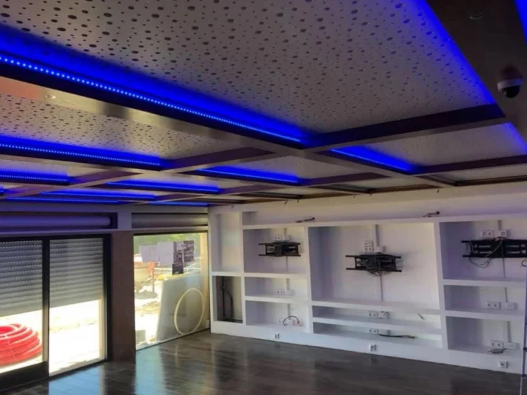 Teto em caixotões com iluminação LED e estantes em gesso cartonado
