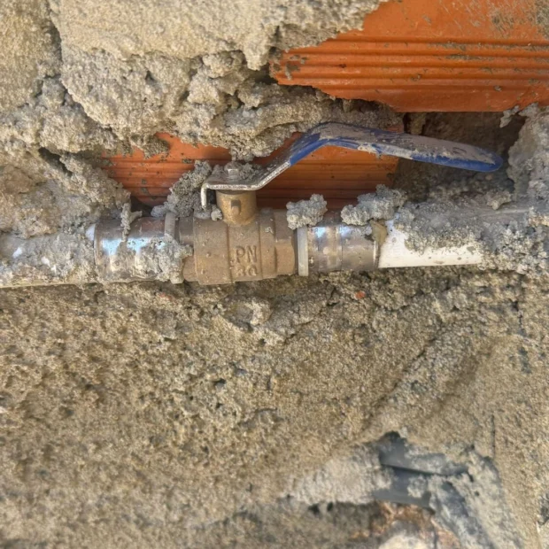 Tubagem embutida em parede de alvenaria