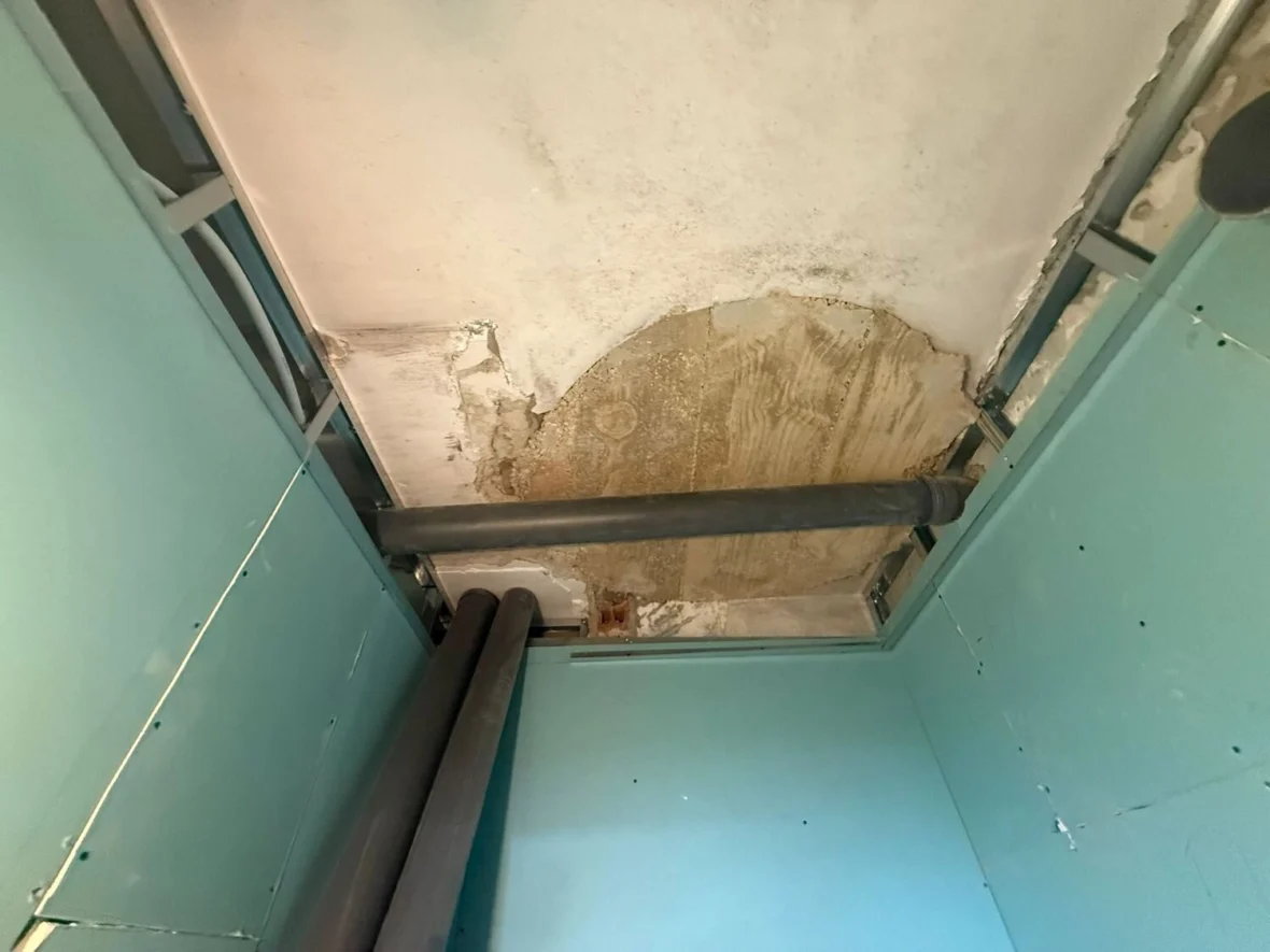 Teto falso: estrutura metálica e placa hidrófuga
