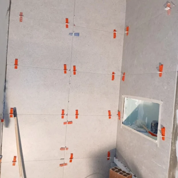 Assentamento cerâmico com espaçadores e nivelamento