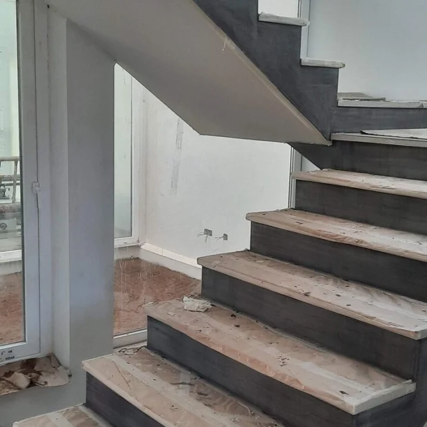 Escada em obra: degraus em madeira sobre estrutura revestida