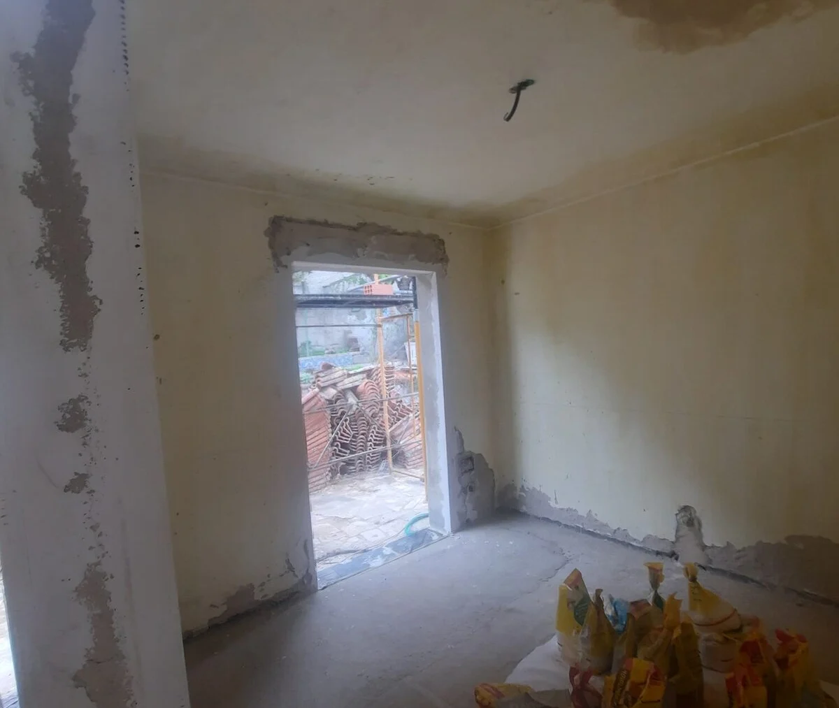 Before — room still to be levelled, before the microcement