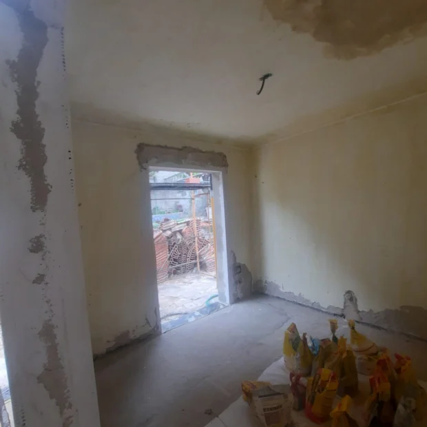 Before — room still to be levelled, before the microcement