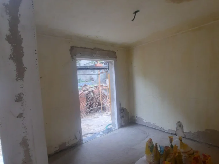Before — room still to be levelled, before the microcement