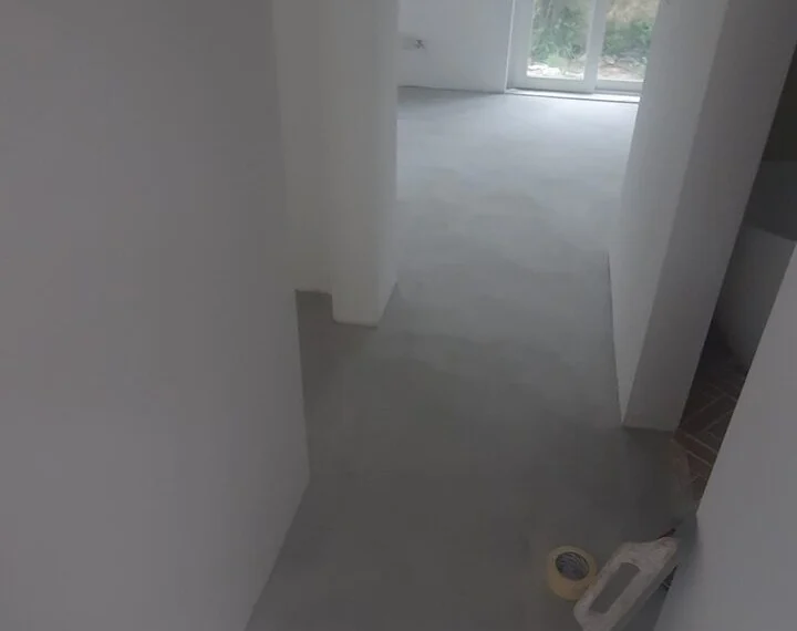 Pale microcement floor finished