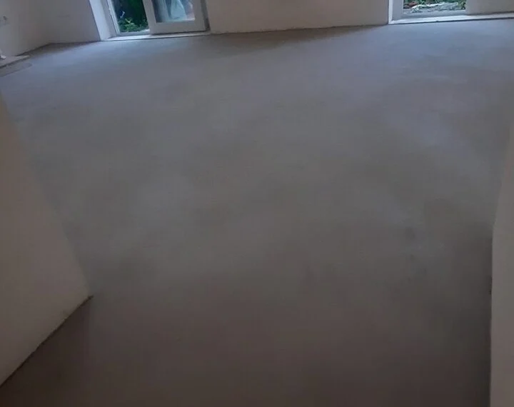 Microcement floor in a warm tone