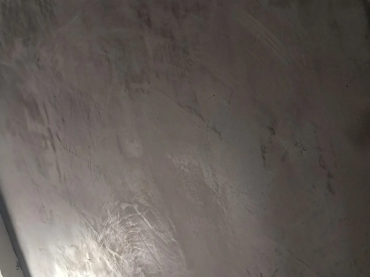 Parede em microcimento, com a textura contínua à vista