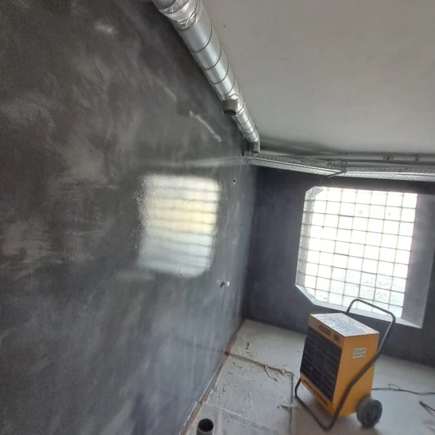 Zona húmida em microcimento, antes das louças