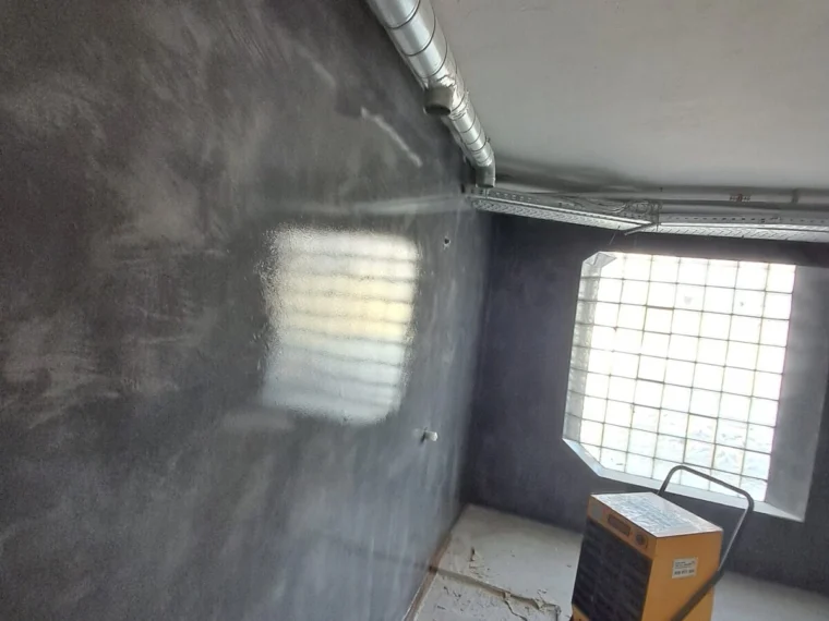 Zona húmida em microcimento, antes das louças