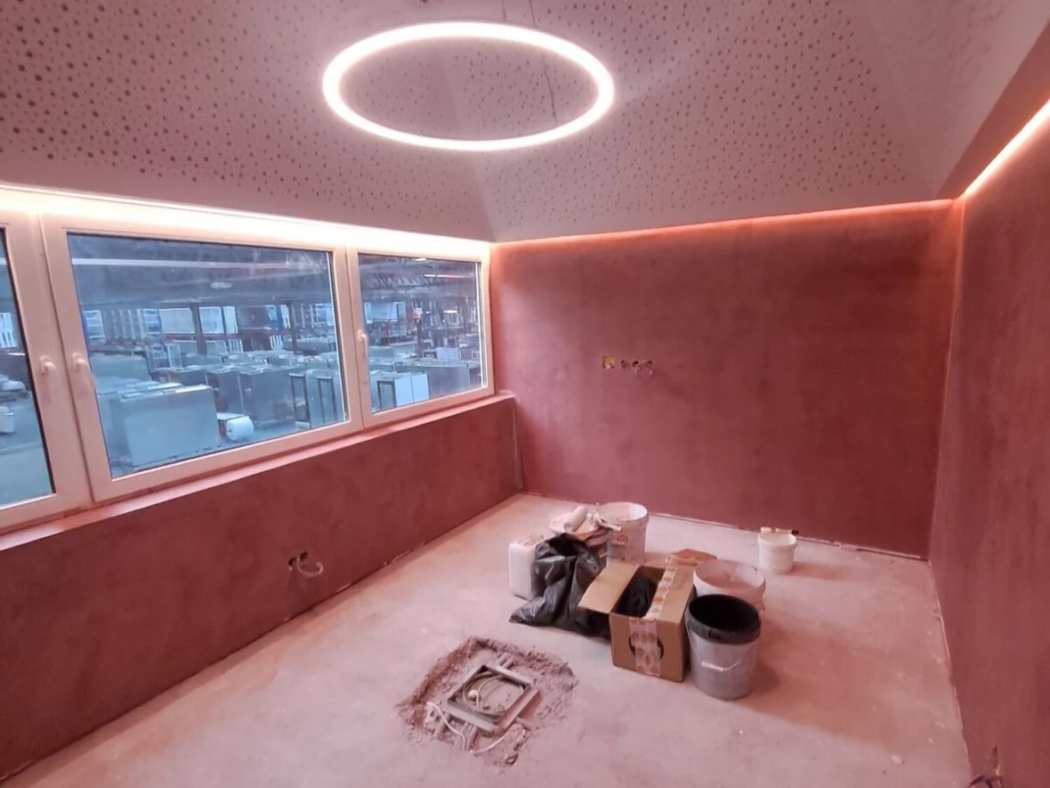 Microcimento pigmentado com iluminação circular embutida