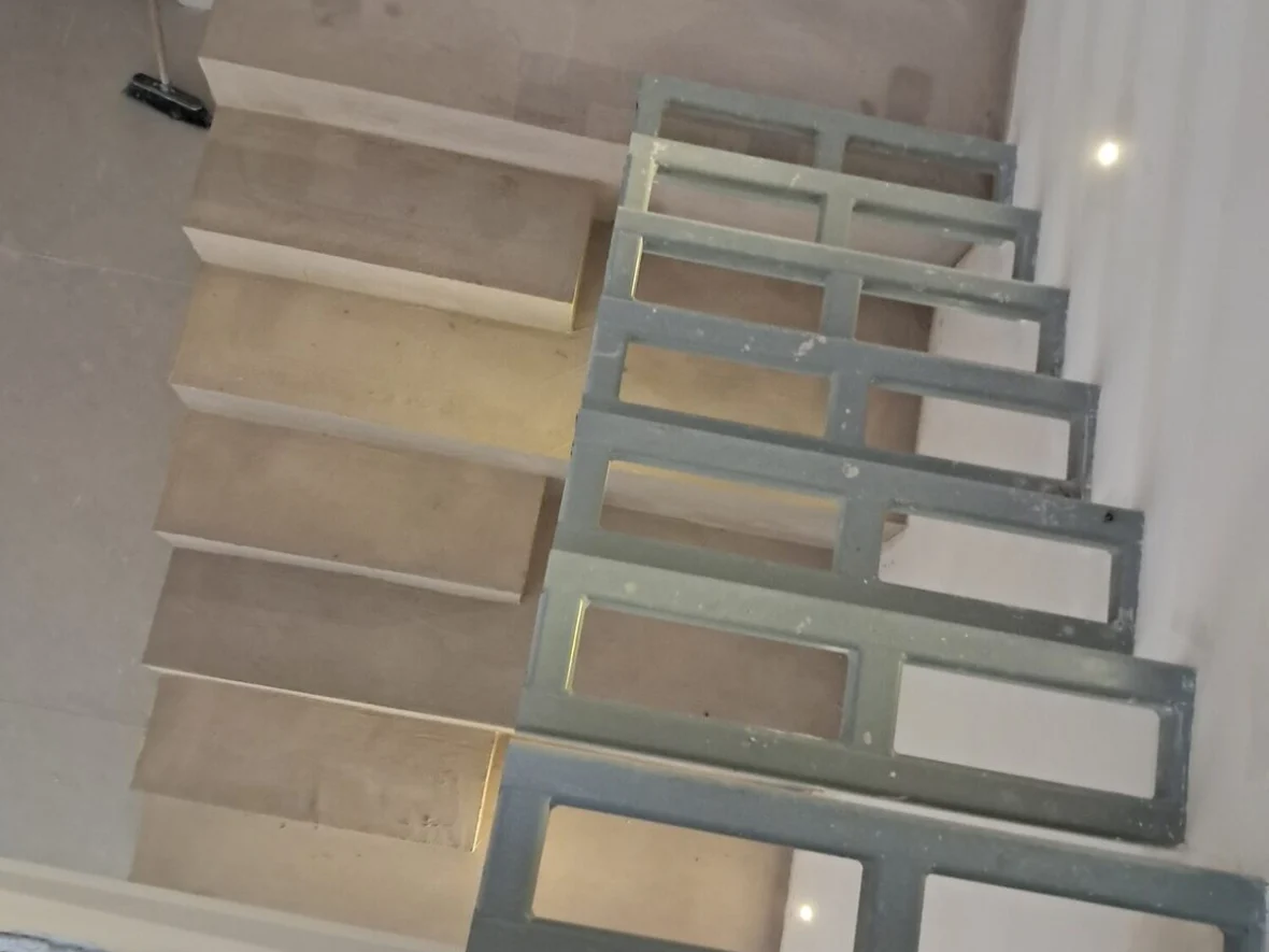 Escada em obra, com os moldes dos degraus