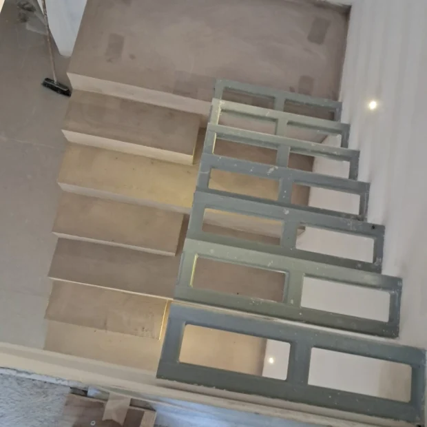 Escada em obra, com os moldes dos degraus