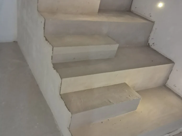 Escada revestida a microcimento, camada de base