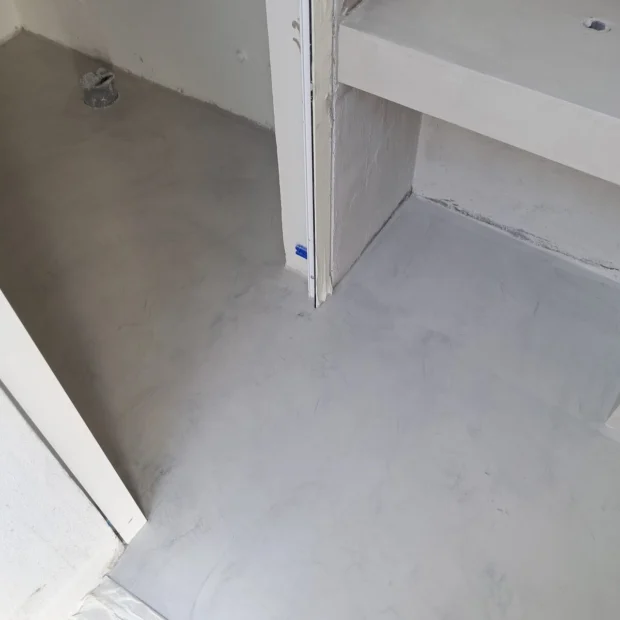 Pavimento em microcimento junto ao arranque da escada