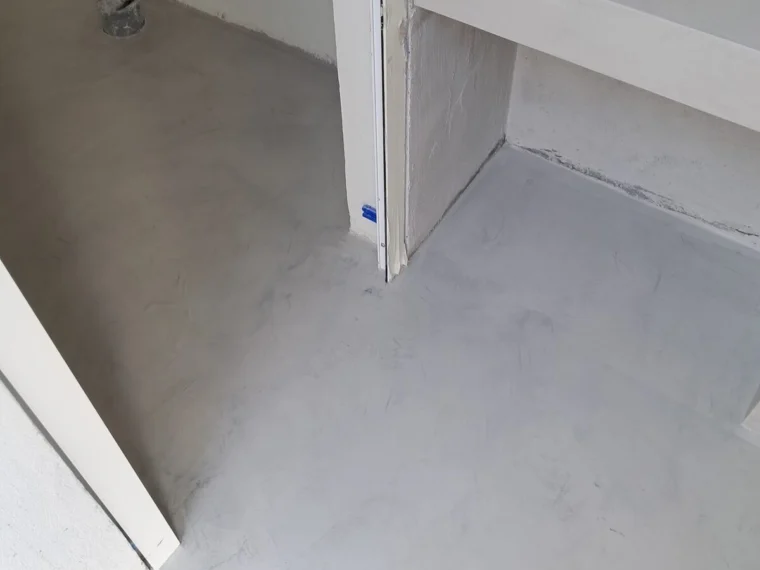 Pavimento em microcimento junto ao arranque da escada