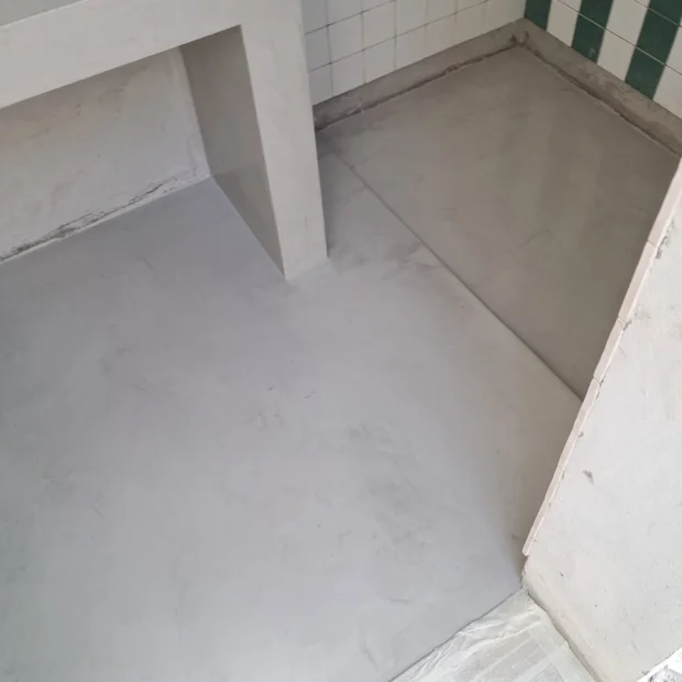 Pavimento e escada em microcimento, mesma tonalidade