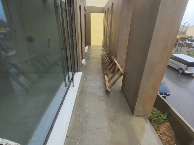 Corredor em microcimento junto ao envidraçado