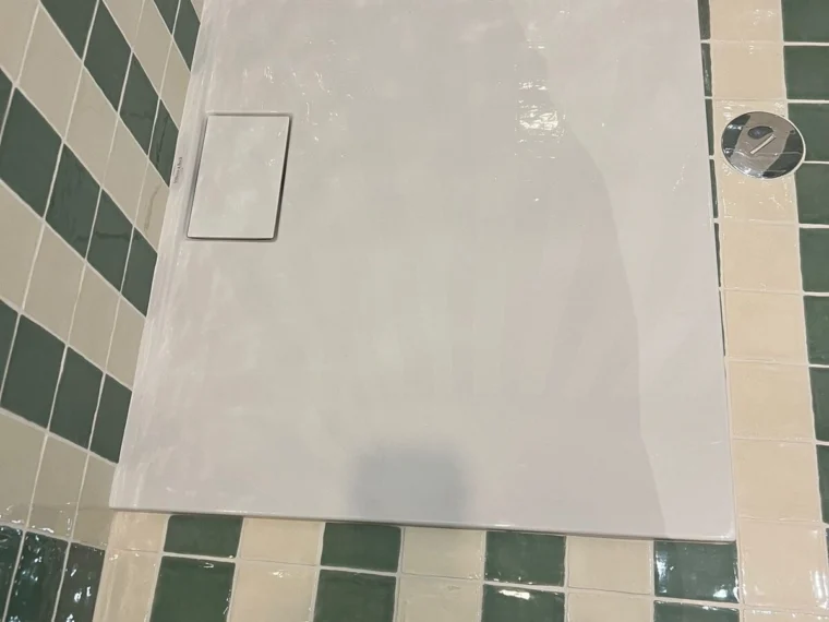 Base de duche e revestimento listrado assentes